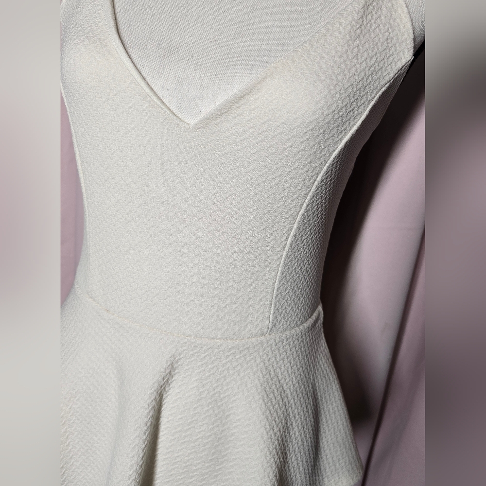 Elegant White Peplum Dress - Picture 2 of 4